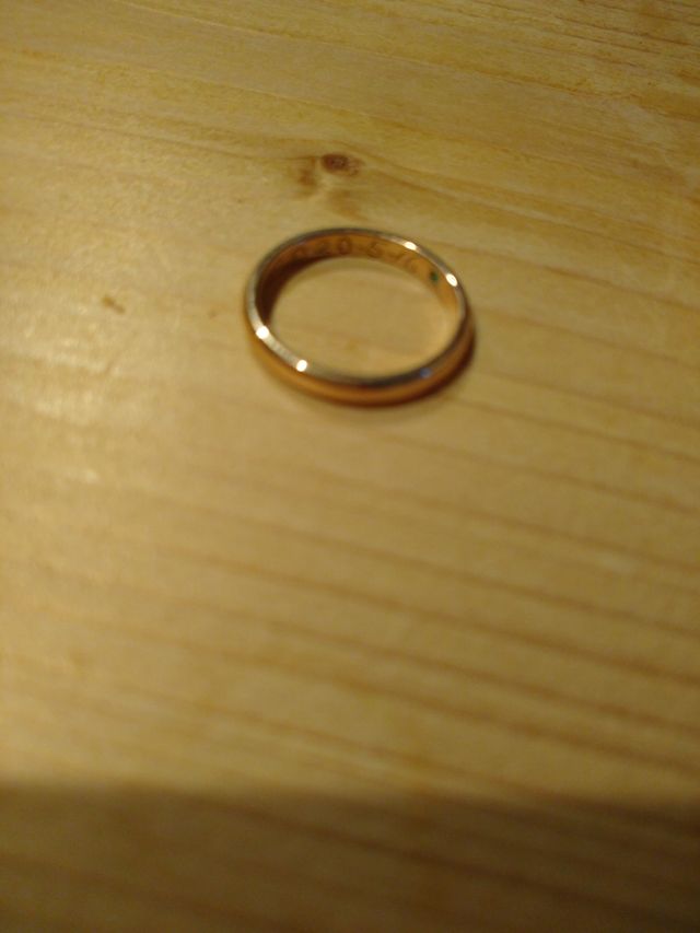 指輪の内側:旦那さんが掘ってくれた入籍日と旦那さんの誕生石
