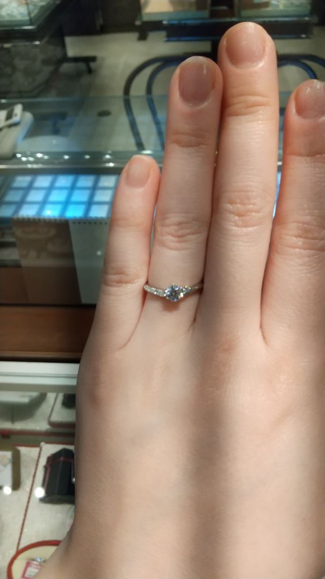 婚約指輪のみです。