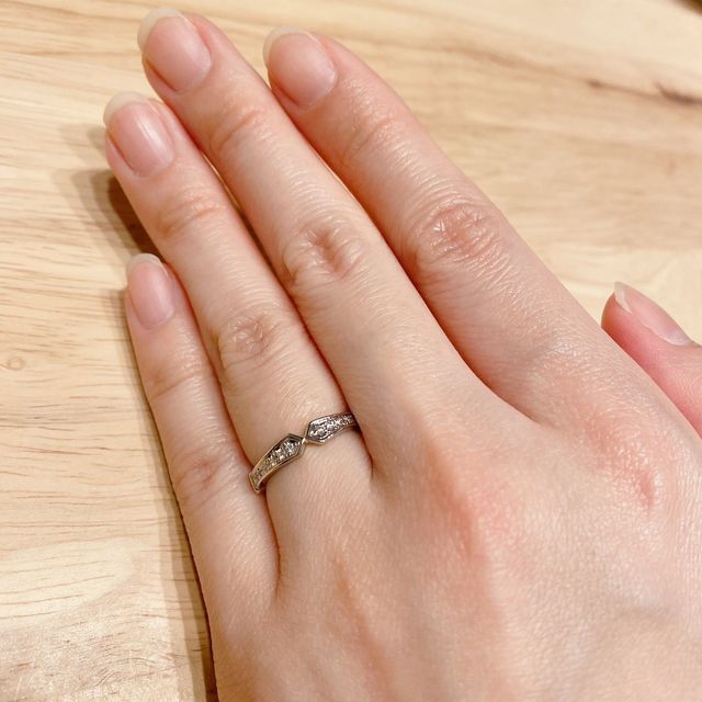 シンプルな形ですが個性的で自分らしい指輪が見付けられました。