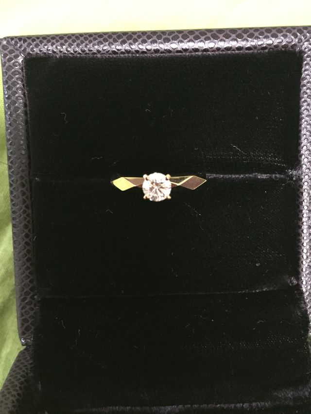 婚約指輪です。ブシュロンのファセット。地金はPGです。