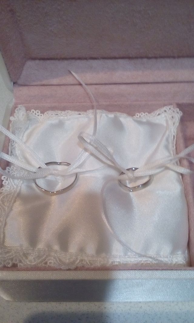 新婦の方には、真ん中にダイヤが。