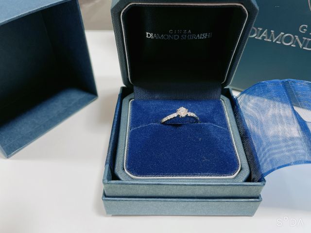 お願いしていた婚約指輪が届いたときの写真です！