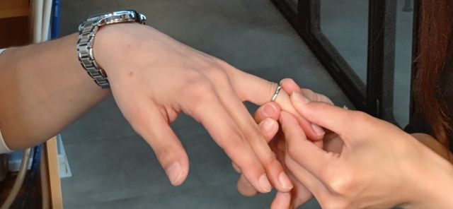 お互いを想いながら作った指輪、素敵な物になりました。