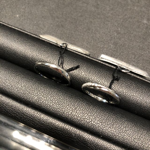 左側が旦那さん、右側が私の指輪です。
