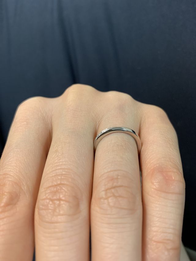 指輪の向きを変えることで輝きを抑えることもできます。