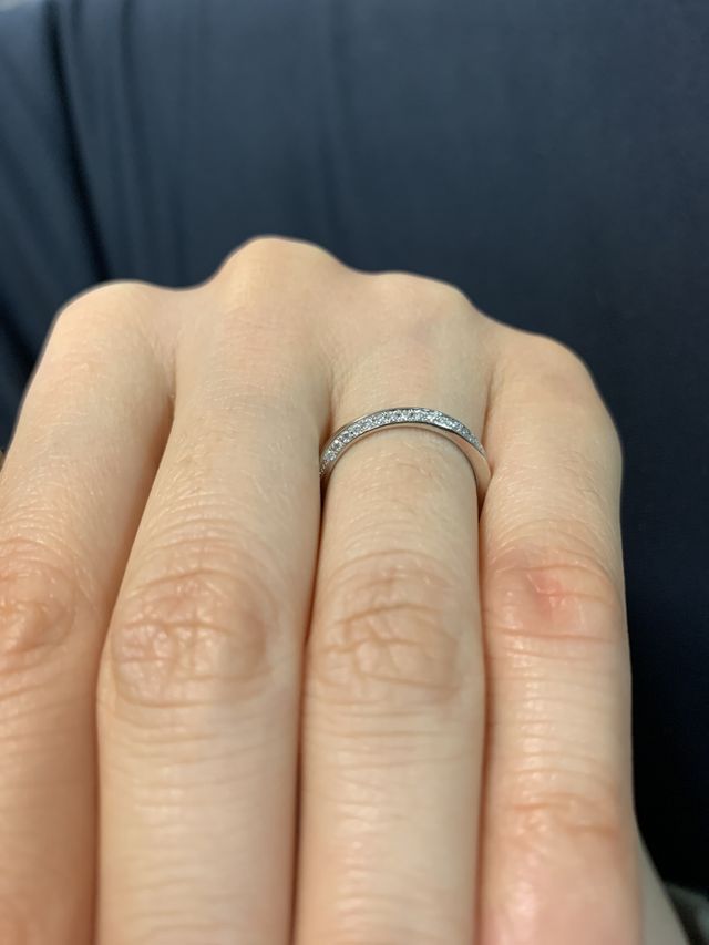 ダイアが斜めに幅広く入っており、前から見ても美しい輝きです。