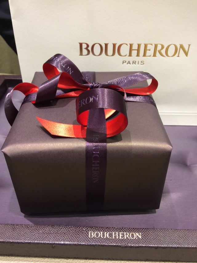 パープルの包装紙がシック