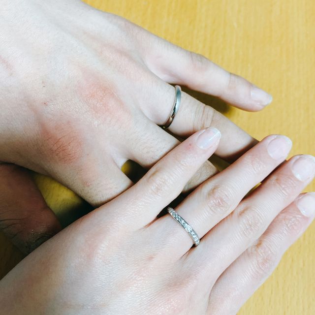 ゆるやかなカーブのハーフエタニティ。男性用は艶消し加工あり。