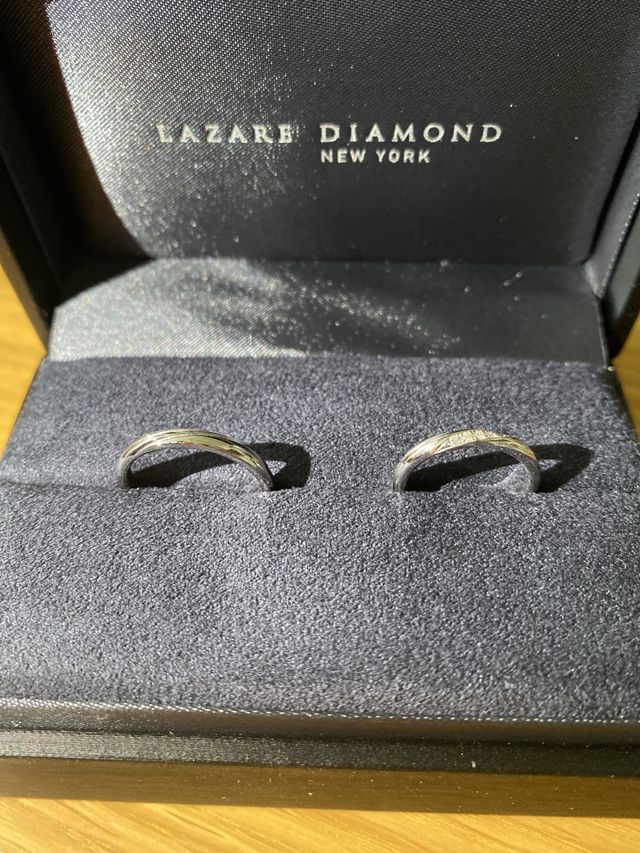 シンプルなデザインですが、ダイアモンドがきらめきます。