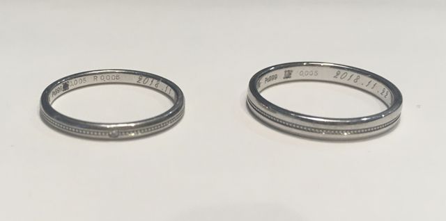 ペアリングで、女性だけ1つダイヤモンド入っています。