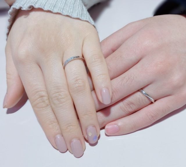 購入した結婚指輪をつけている画像