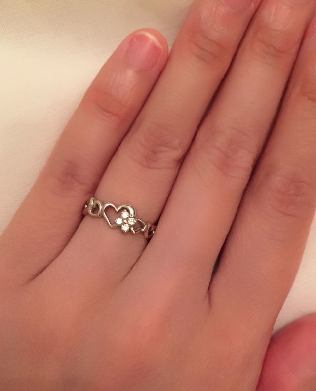 ハートのモチーフに花の形のダイヤがついた婚約指輪です。