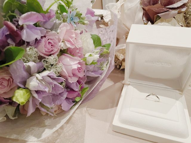 脇石もついている、可愛いデザインの婚約指輪を頂きました。