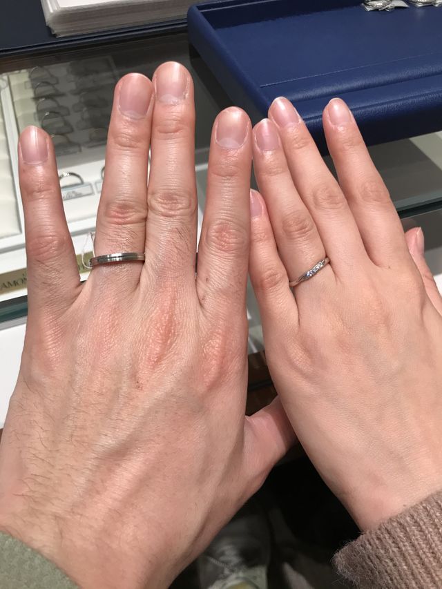 ペアで結婚指輪を購入しました。
左が投稿者自身のものです。