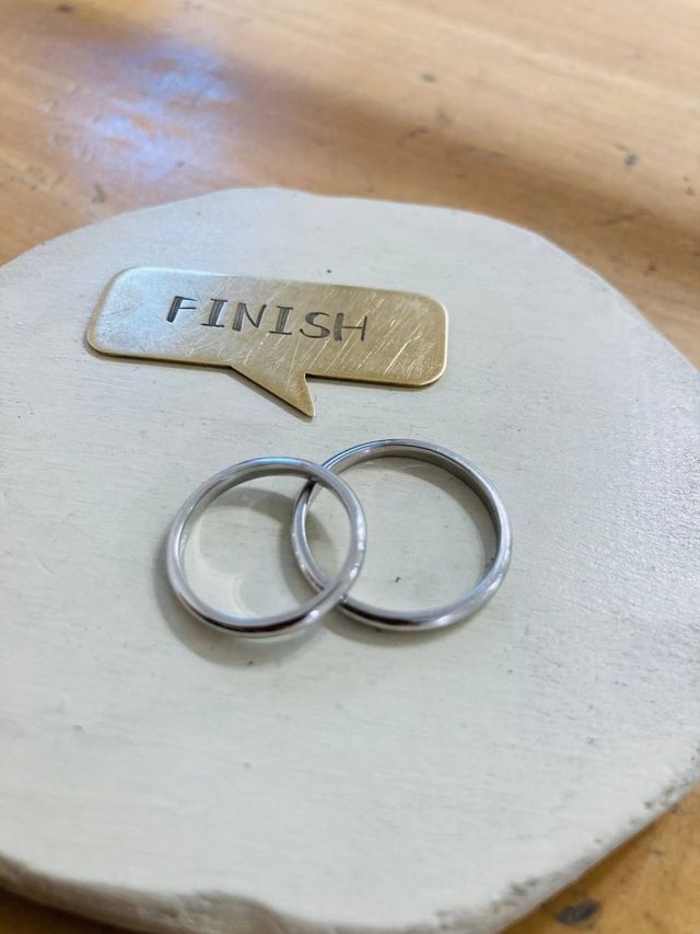 指輪完成直後の写真です。ここから刻印と誕生石が入ります。