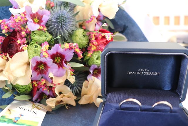 ブーケという指輪だったので、ブーケと撮りました。