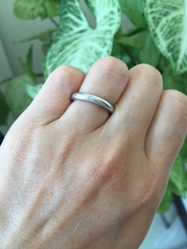 シンプルな結婚指輪です。主人のは、ダイヤ無しで太目です。