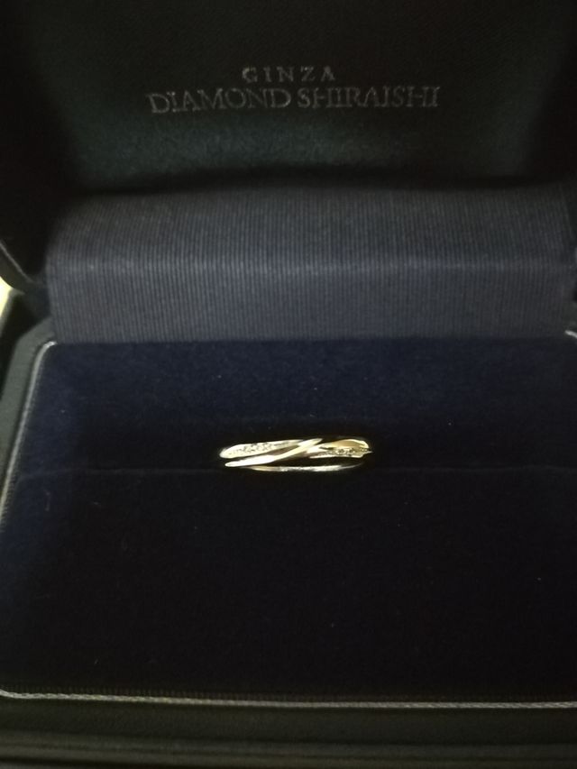 ウェーブで、ダイヤモンドが左上と右下についています。
