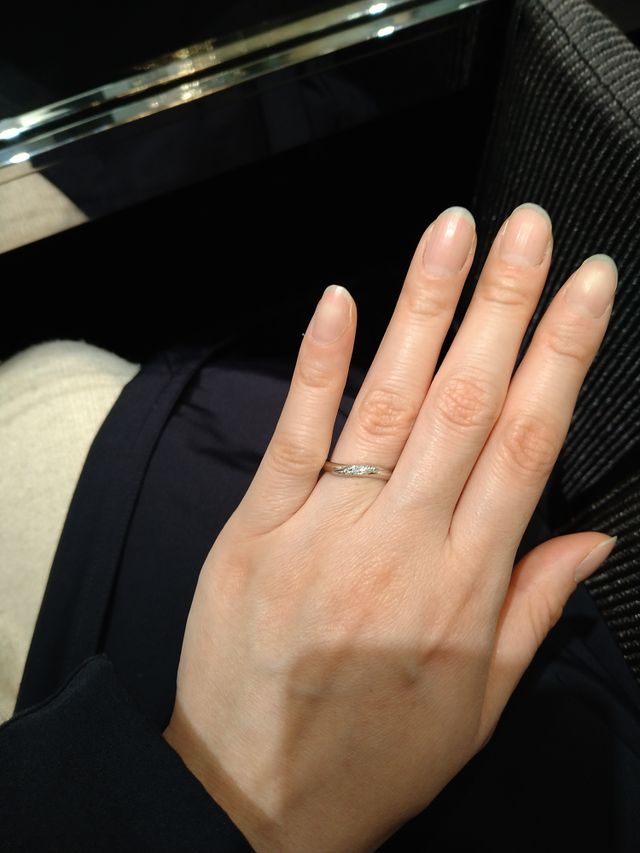 小さなダイヤが3石ついてます