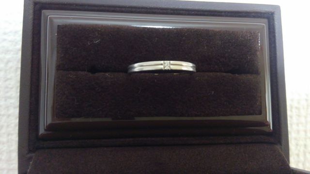 真ん中に小さなダイヤが埋め込まれてます