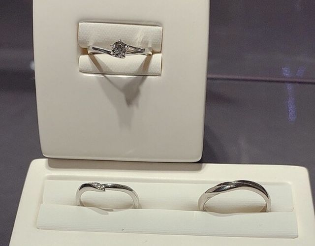 指輪のみ、試着したもの
上婚約指輪、下左女性用、右男性用