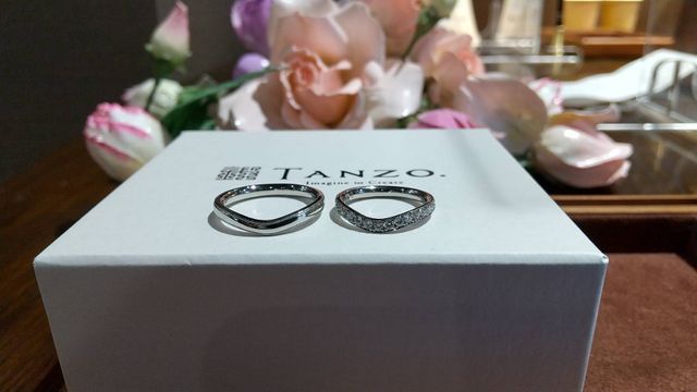 2.3mmのV字でミル入り。女性用はハーフエタニティ