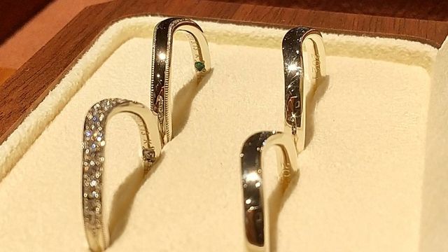 お試し用のシルバー入籍指輪とプラチナ結婚指輪。中に誕生石入り