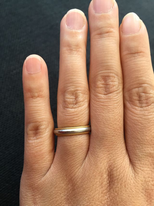 シンプルなデザインが良かったため。主人は色違いを購入。