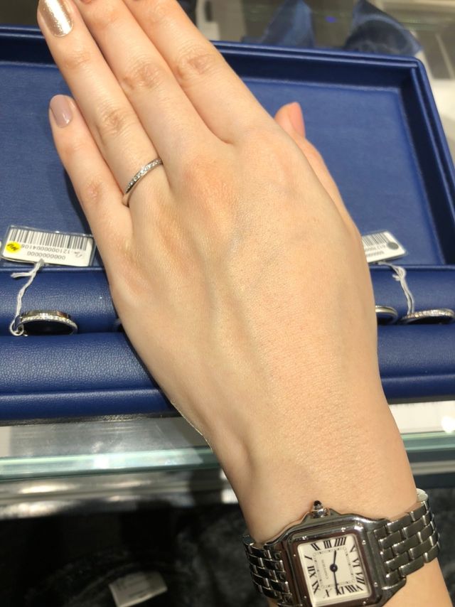 ダイヤとラインが綺麗なブーケ着用。