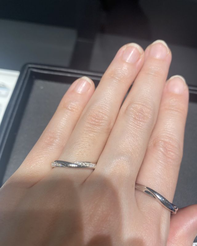 男性のものは同じ形でダイヤがないものです。