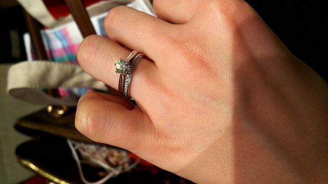 Bouquetと共にG/VS1/0．4カラットのダイヤを試着