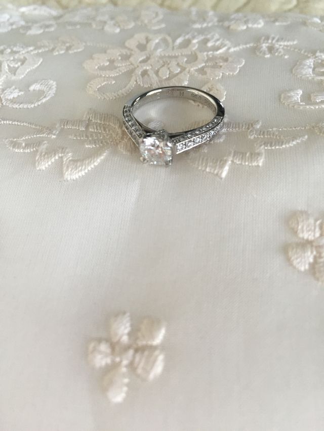 リングの全方向にダイヤが敷き詰められたデザインです