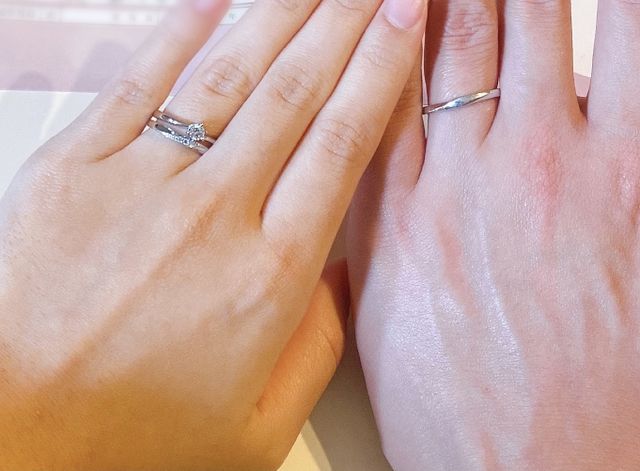 私も夫も肌の色が濃いですが違和感なく上品に煌めいて見えます。