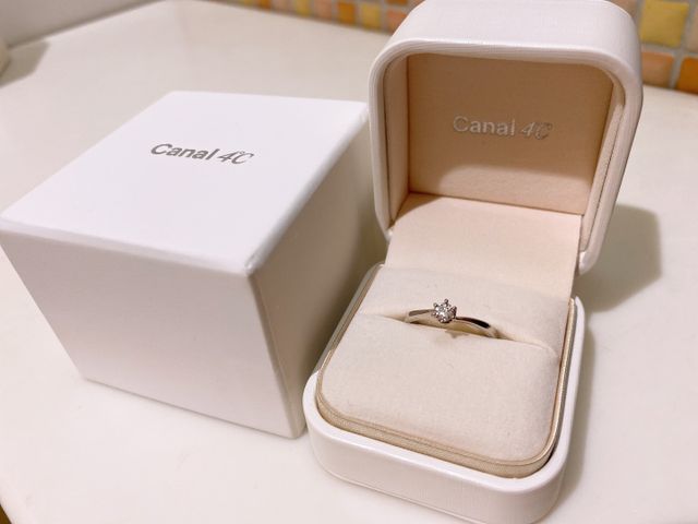 婚約指輪は手が小さい私にはピッタリのダイヤの大きさです。