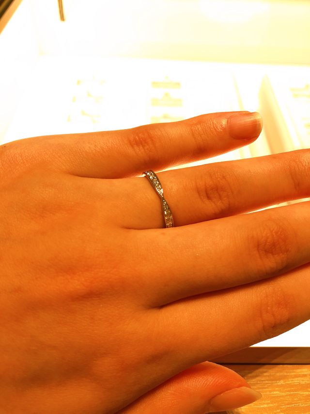 石が半周ついているタイプ