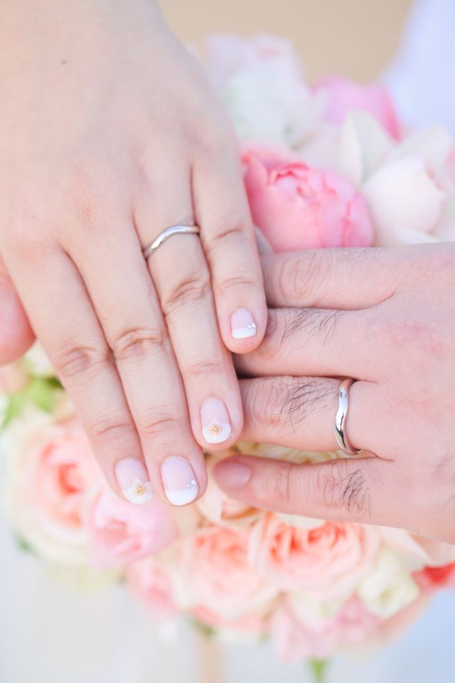 ２人で結婚指輪をはめて記念写真