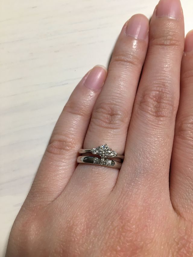 結婚指輪(エクセルコのミニアチュール)と一緒に着用