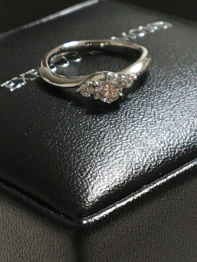 0.218カラットでキラキラ。箱の中はローズボックスです。