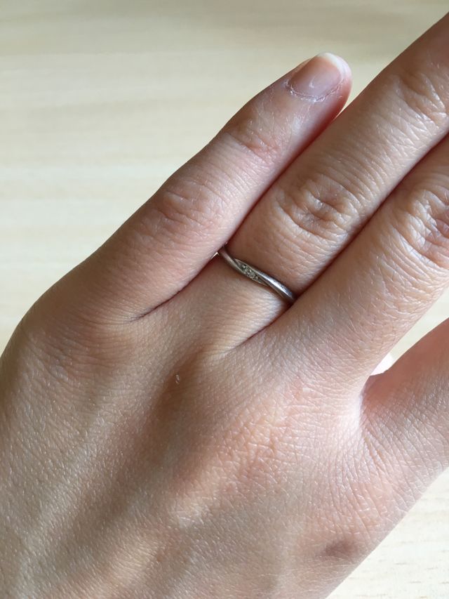 小粒なダイヤがあり、シンプルで指が綺麗にみえるデザインです。