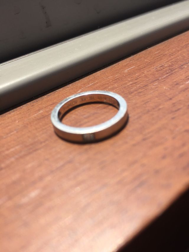 真ん中にダイヤモンドが埋め込まれています。