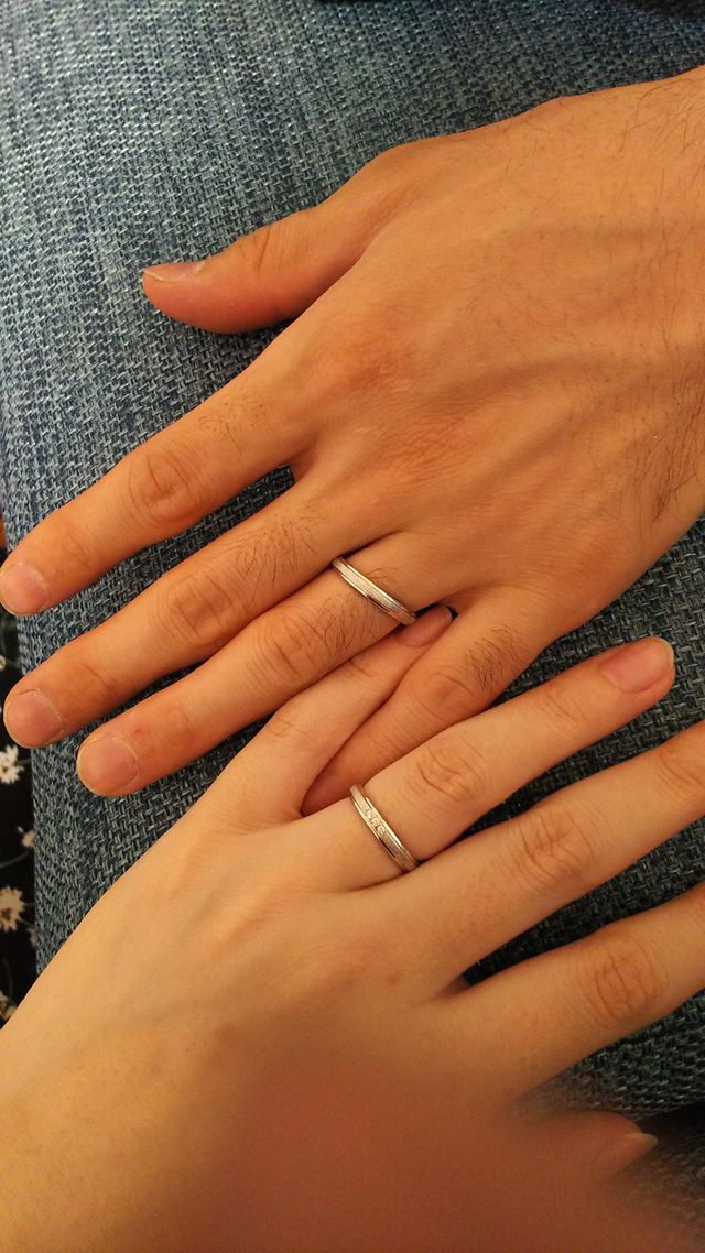 男性用はシンプルに、女性用はダイヤを3粒付けてあります。