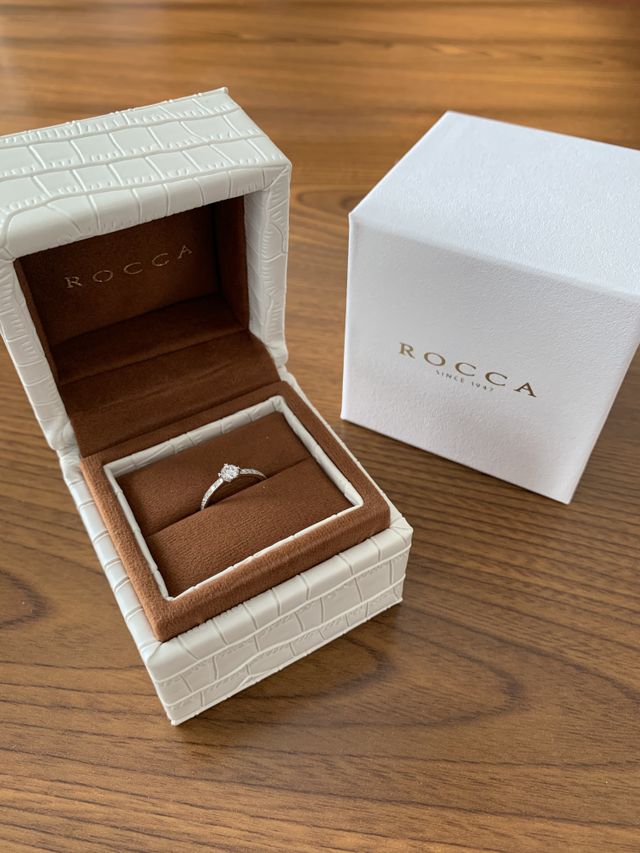 ダイアモンドをセンターに付けたハーフエタニティリングです