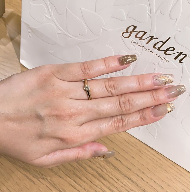 婚約指輪の着用写真