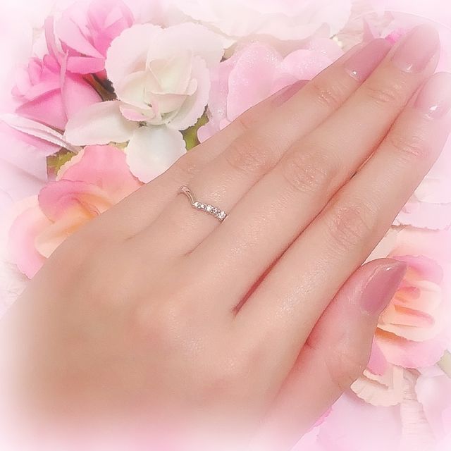 指を細く綺麗に見せてくれる指輪です♡