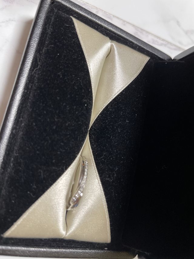 捻りがあるリングデザイン
水掻きが斜めの手が似合うとのこと