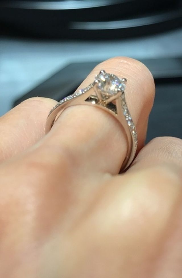 横にダイヤモンドが設置されたタイプです。ボリュームもあります