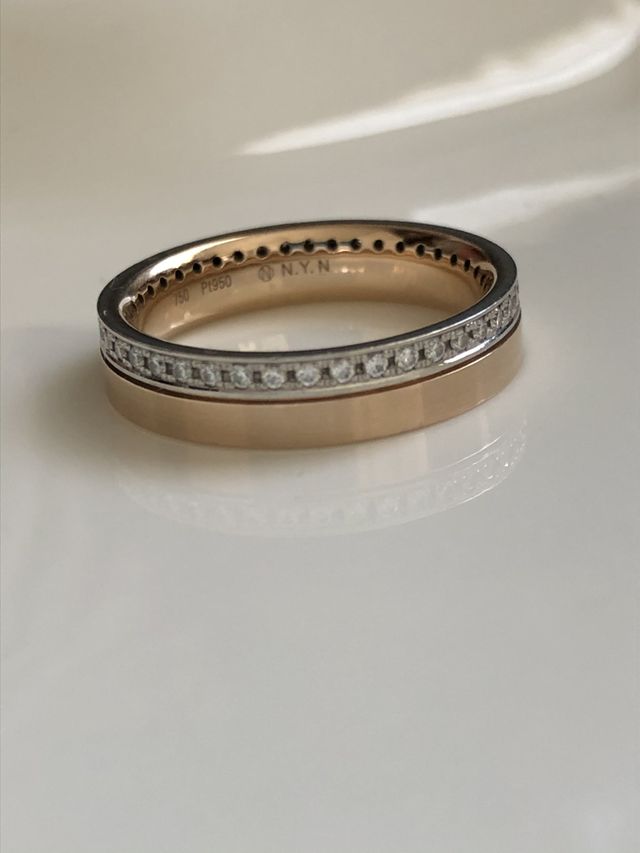 フルエタニティのダイヤが入ったピンクゴールドの指輪です。