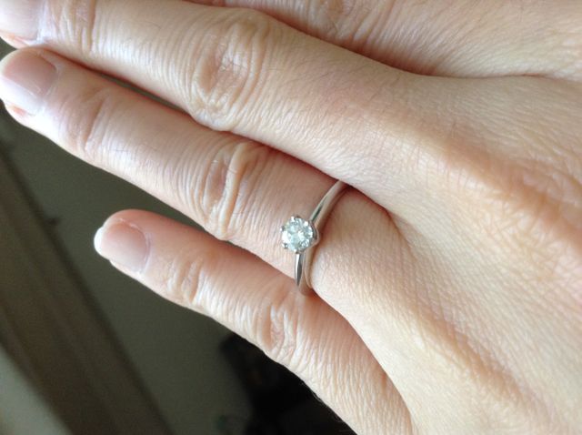 シンプルでスタンダードな婚約指輪です。