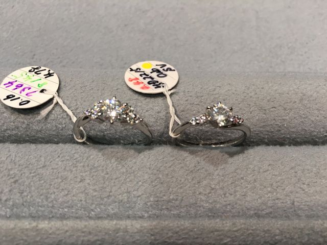 右側のシンプルなデザインのものです。