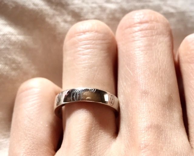 カルティエのモチーフが彫られています